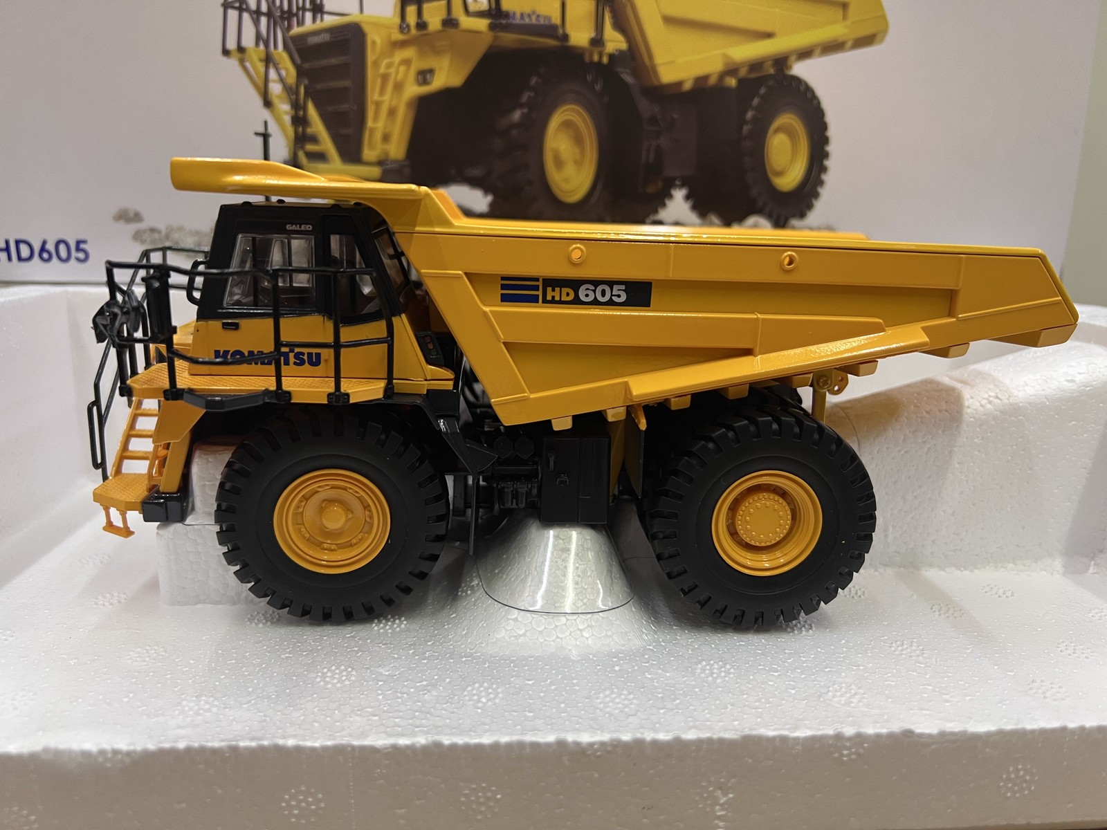 UH 1:50 Komatsu HD605 Komatsu mining truck dump truck alloy vehicle model 8009