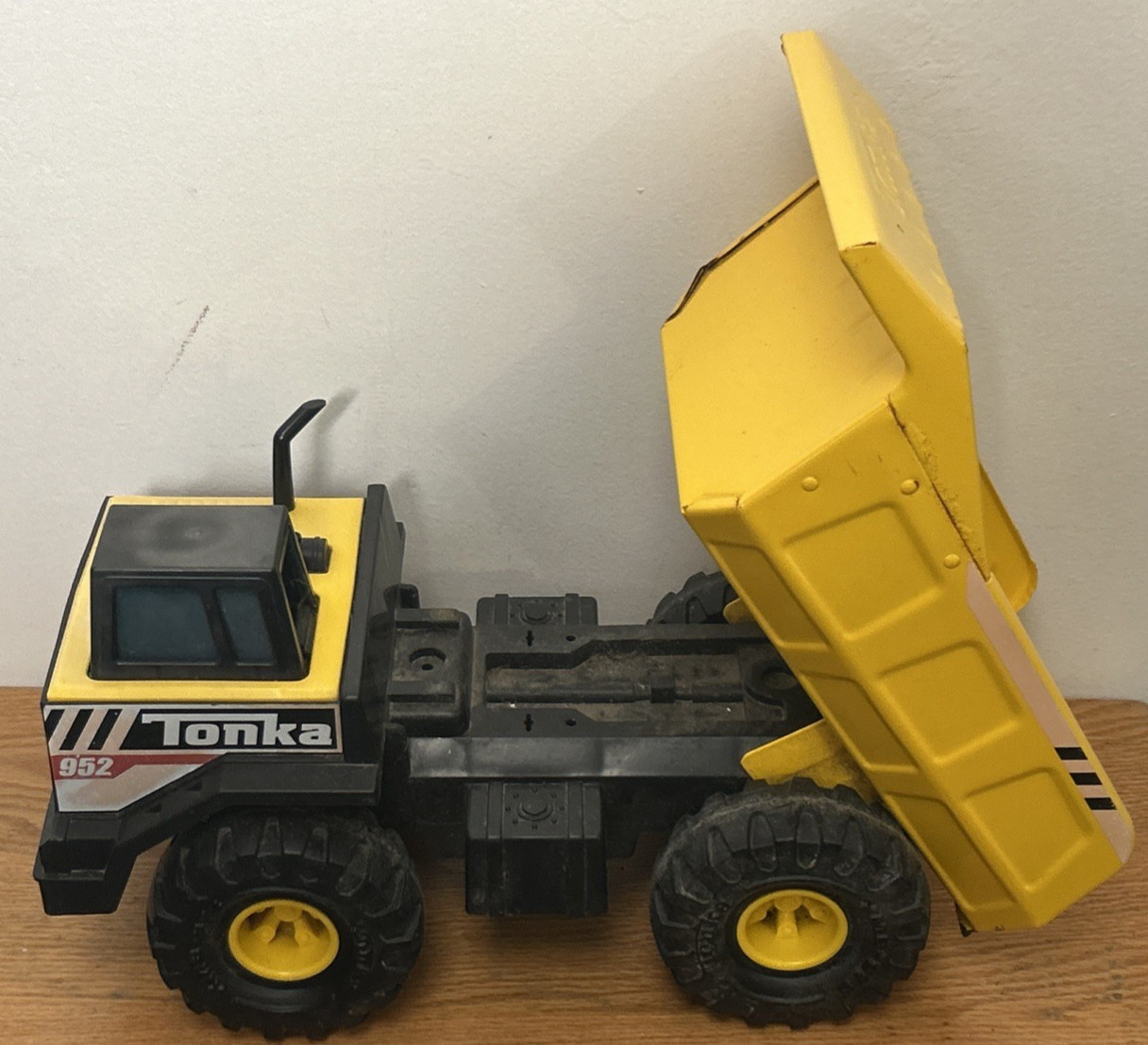 Tonka 952 Mighty Dump Truck Steel Bed Plastic Body 17x8x10 Great Gift for Kids!