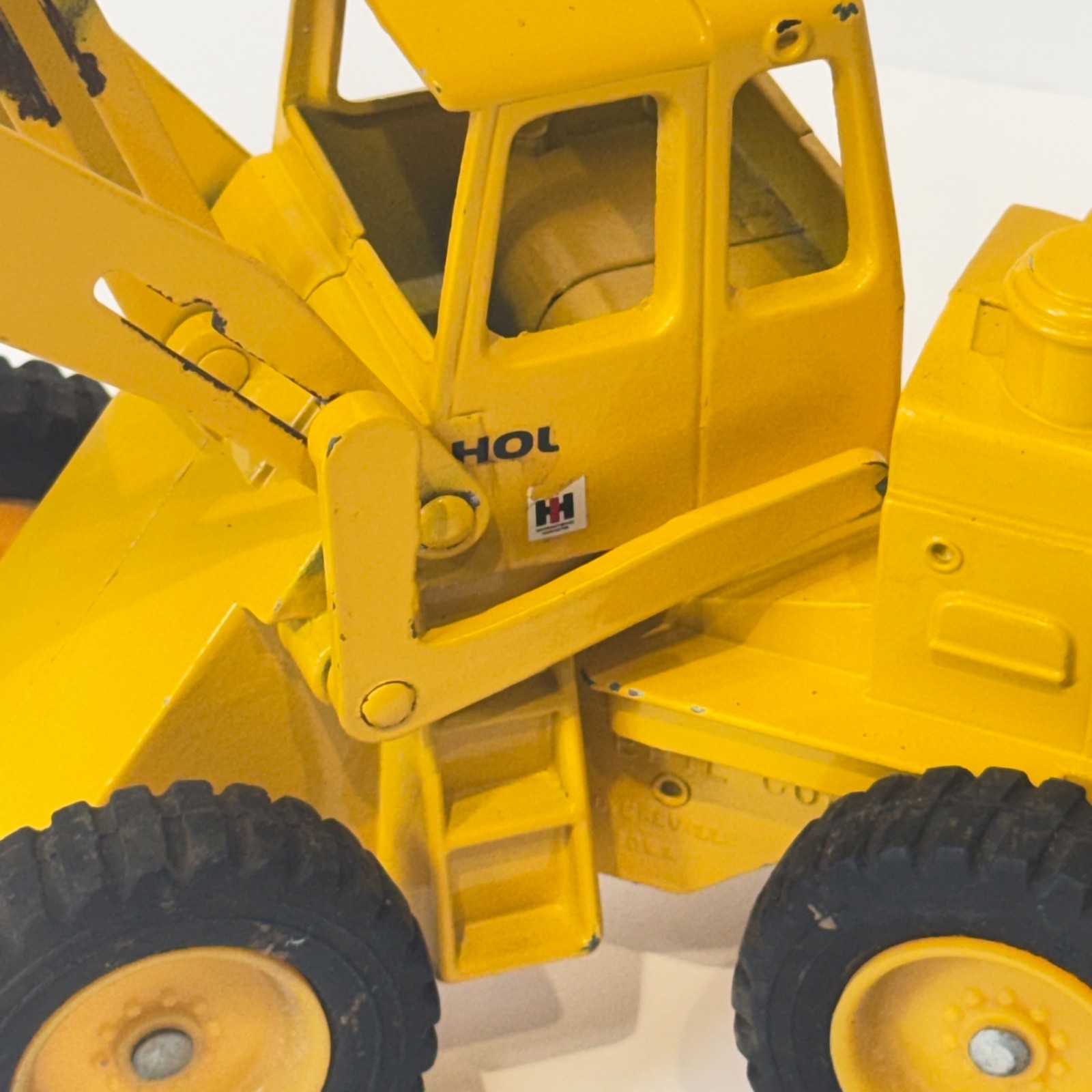 ERTL International Harvester IH Hough Payloader Articulated Bucket Loader 12”