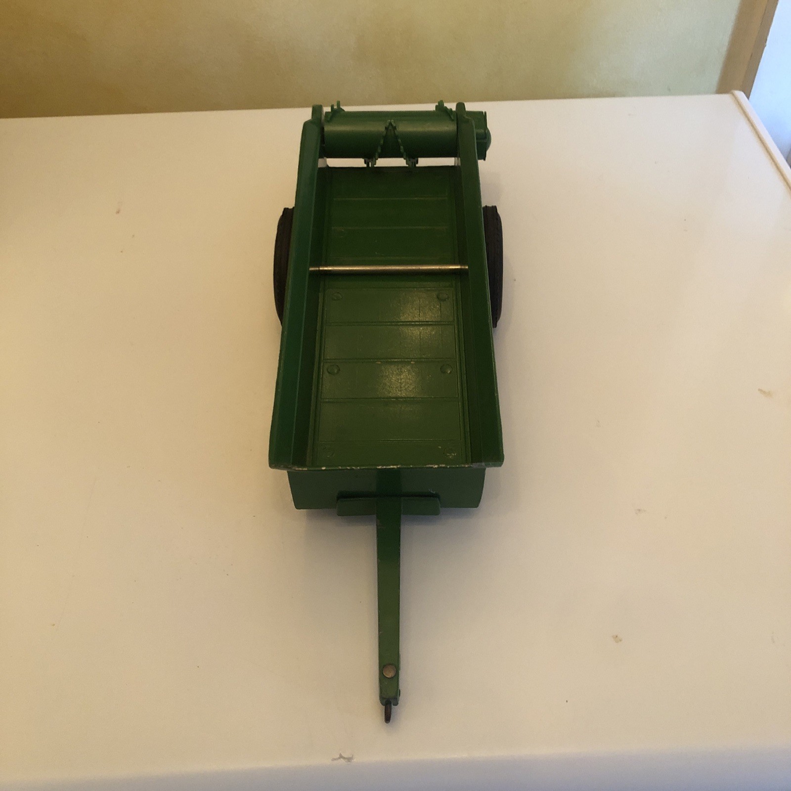 Vintage 1974 Ertl 1:16 Scale John Deere Manure Spreader, 14″ Long, Used