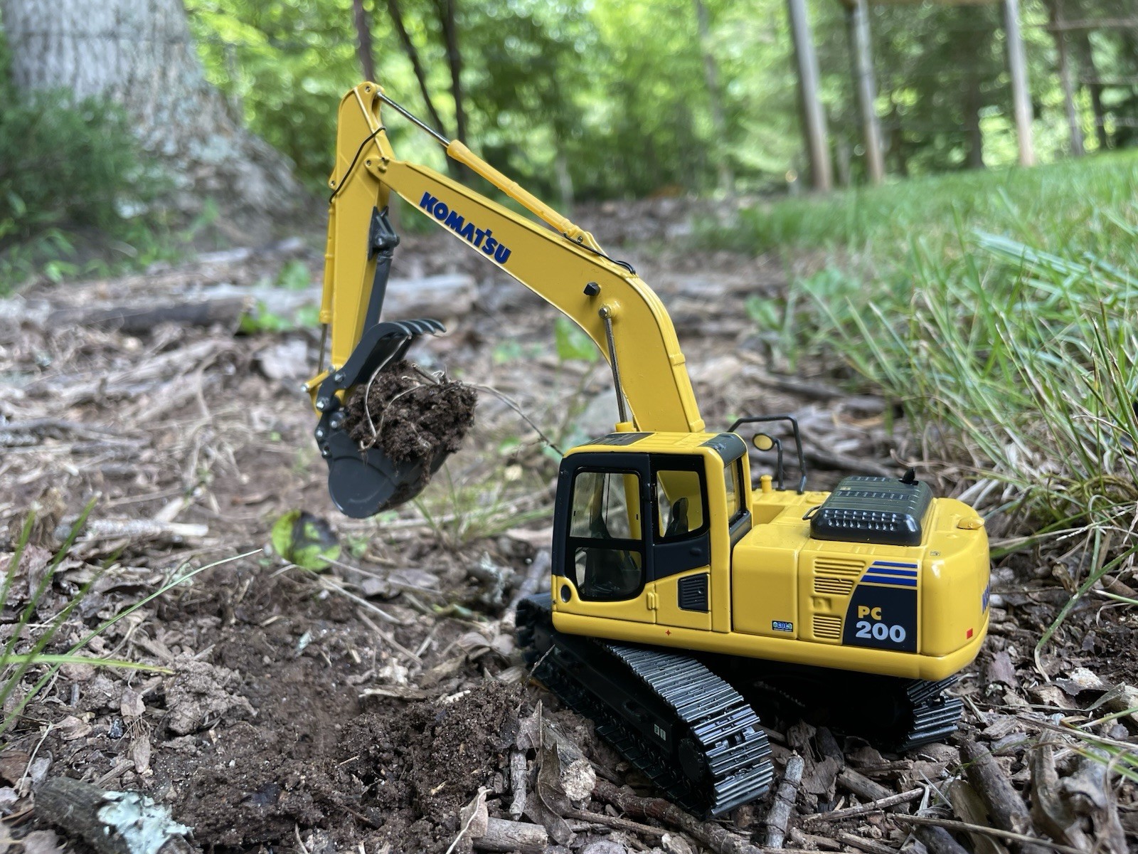 Komatsu PC200-8 Excavator w/ Case 1:50 Diecast Metal Construction Model