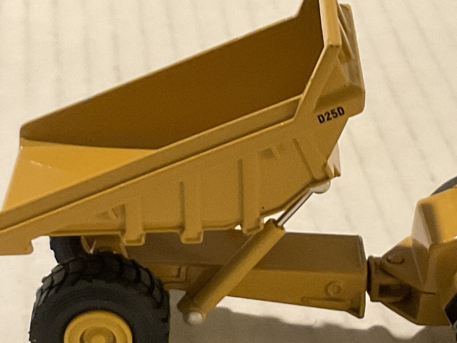 ERTL Caterpillar CAT D25D Dump Truck Road Construction die cast 1:64