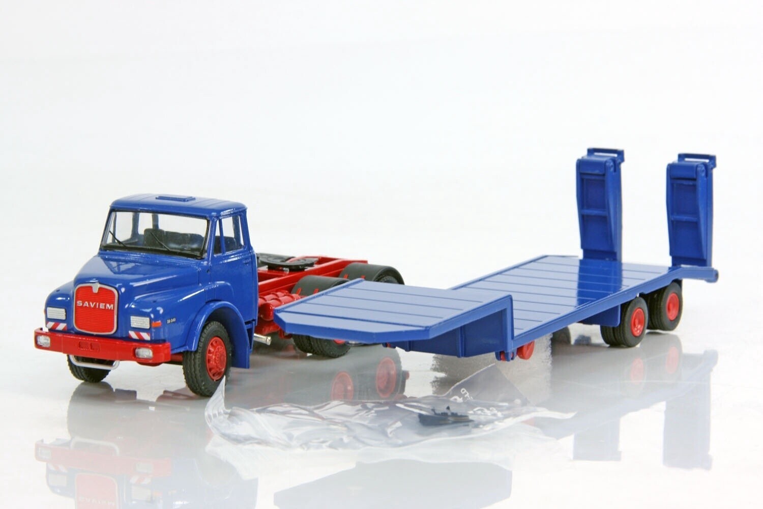 Conrad 1045-01 MAN DHAS 26.240 3-Axle Truck w/Low-loader – Saviem 1/50 MIB