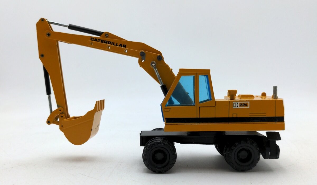 NZG 239 1:50 Caterpillar 224 Wheeled Excavator/Box