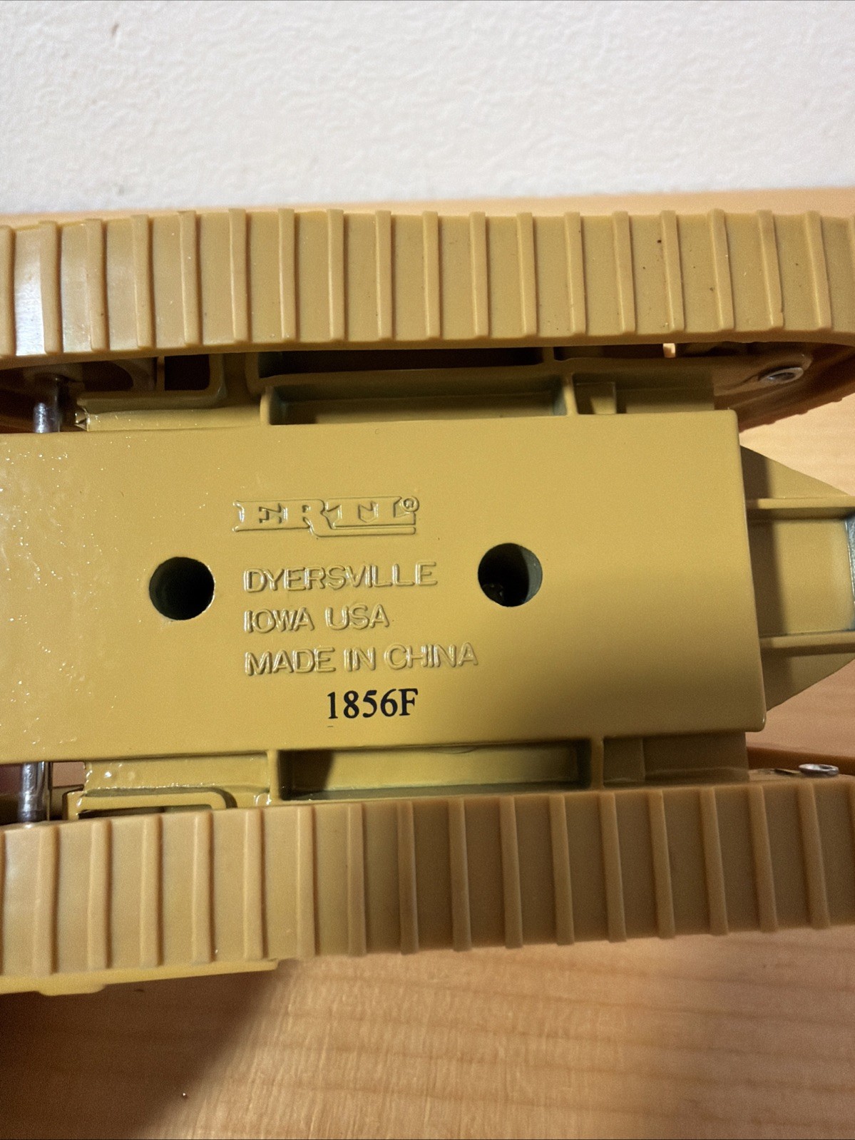 ERTL 6″ x 4″ Diecast CAT D10N Caterpillar Bulldozer Tractor 1856F