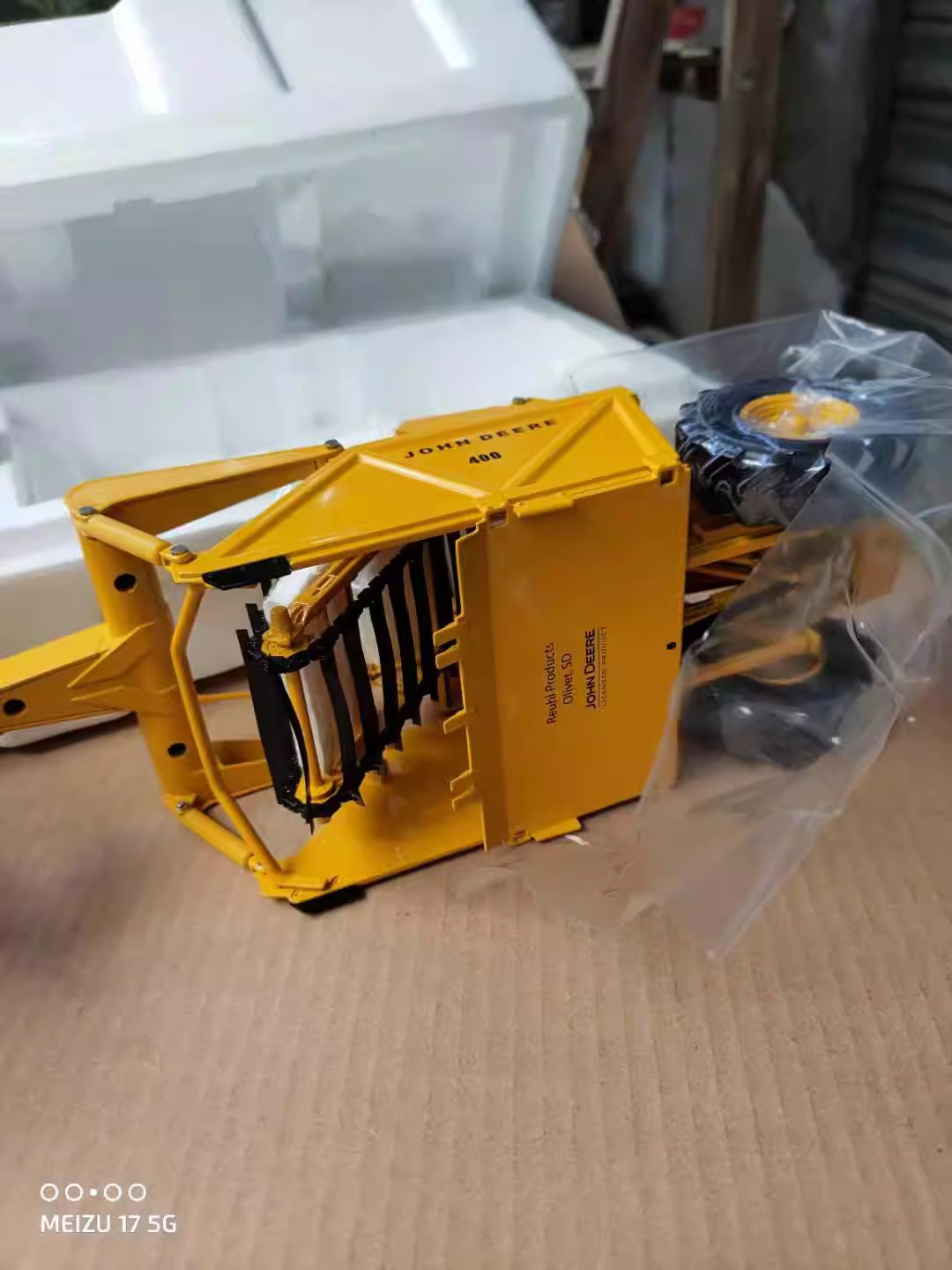 1:24 Scale John Deere 840 Diesel with 400 Scraper – Reuhl Model JD840/400 New