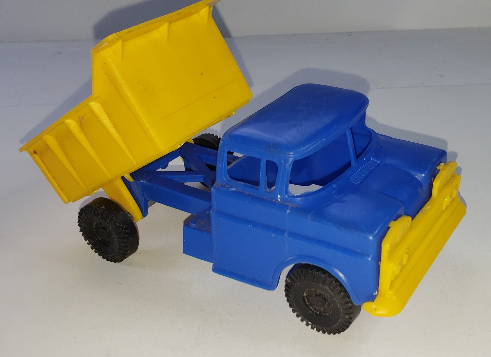 Vintage Plastic Dump Truck Made in Canada 6″ Long Played Wear Unbranded