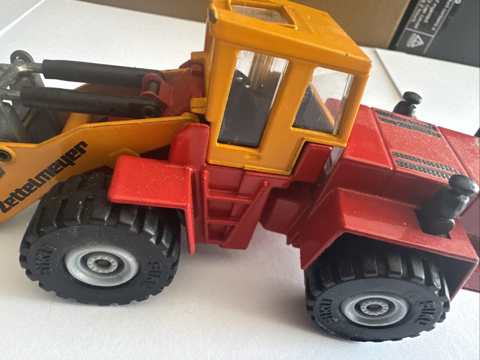 SIKU 1:55 Scale Zettemeyer Front Loader. Free Shipping