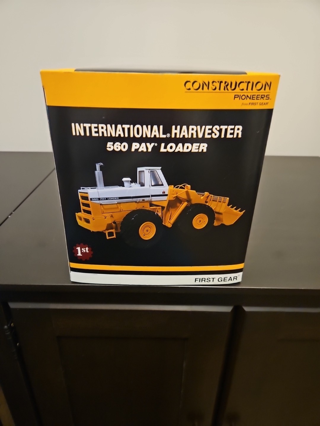 1/25 International Harvester IH First Gear 560 Pay Loader 15 Inches Yellow New!