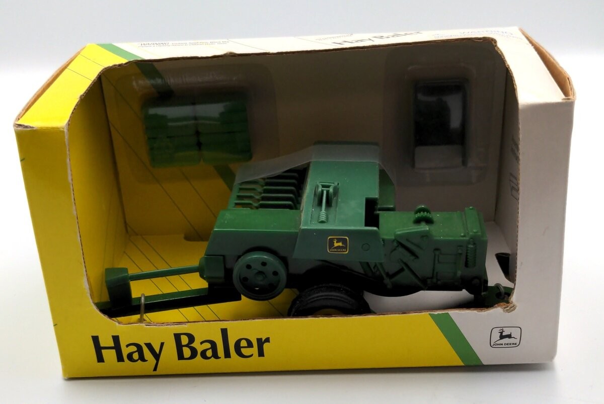 John Deere 5639 1/32 Scale Hay Baler with 4 Bales