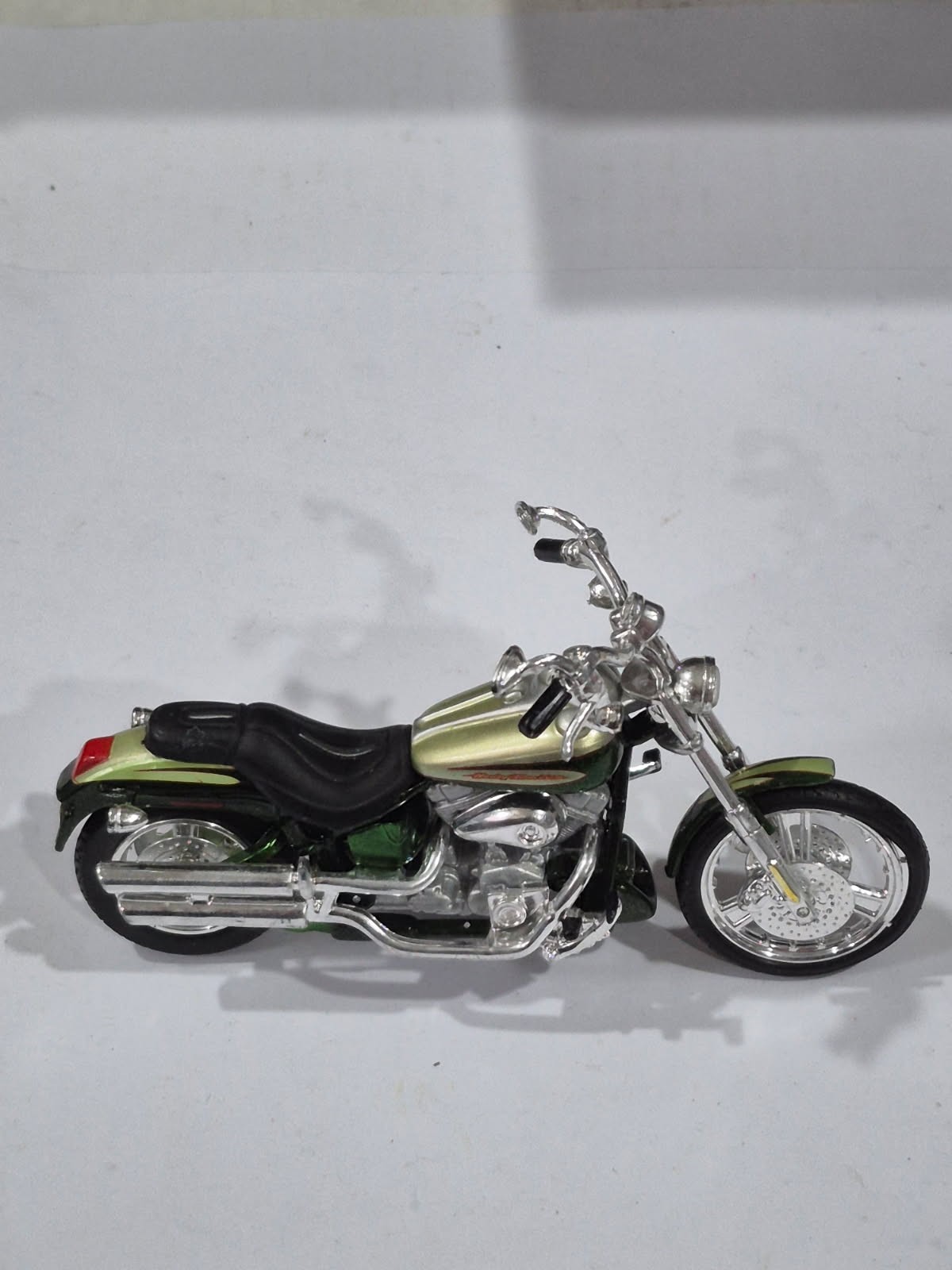 Maisto 1/18 HARLEY-DAVIDSON Motorcycles 2004 FXSTDSE CVO B16