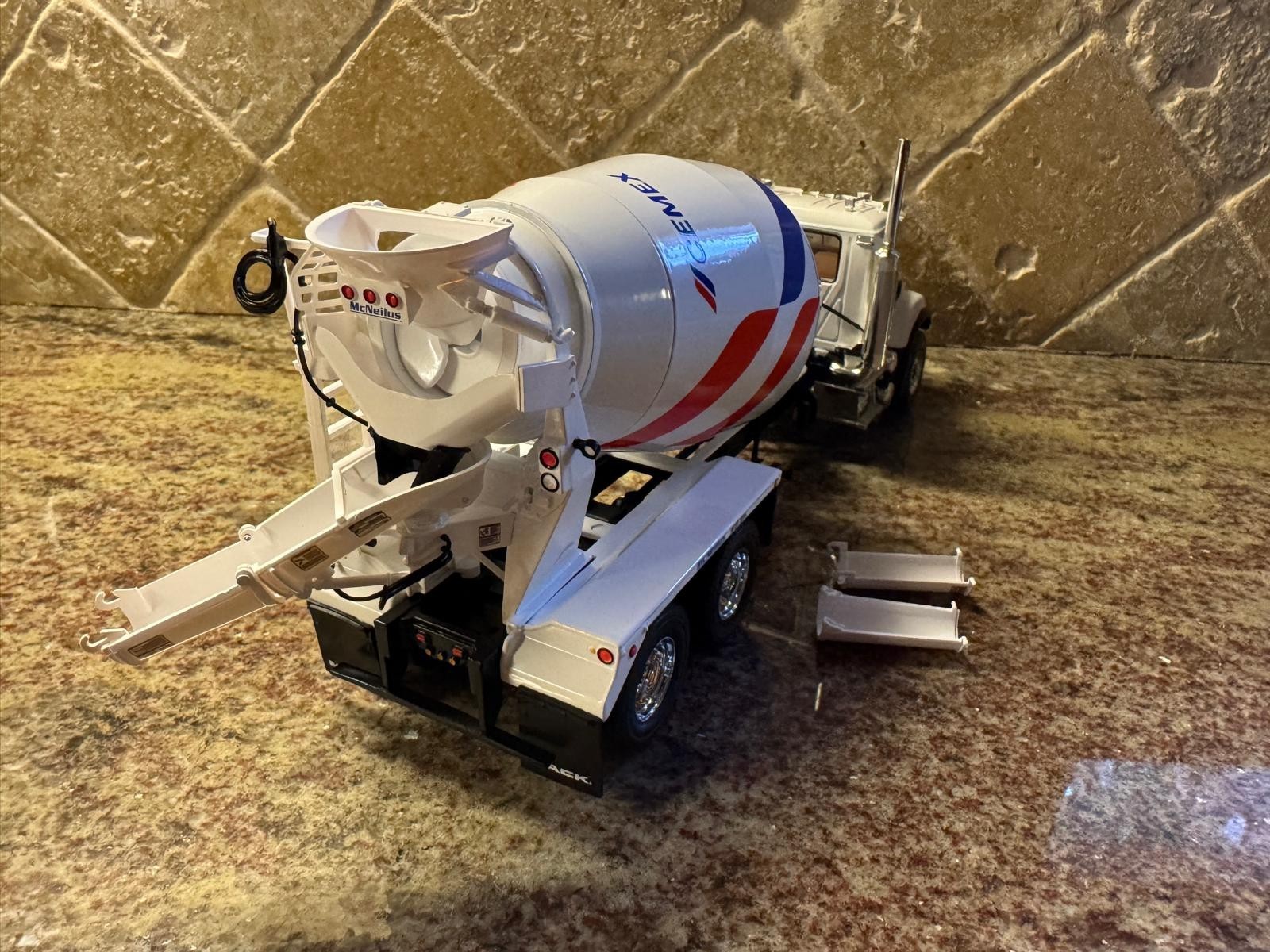 CEMEX NEW LOGO RARE – FIRST GEAR 1:34 MACK GRANITE MODEL CONCRETE MIXER TRUCK