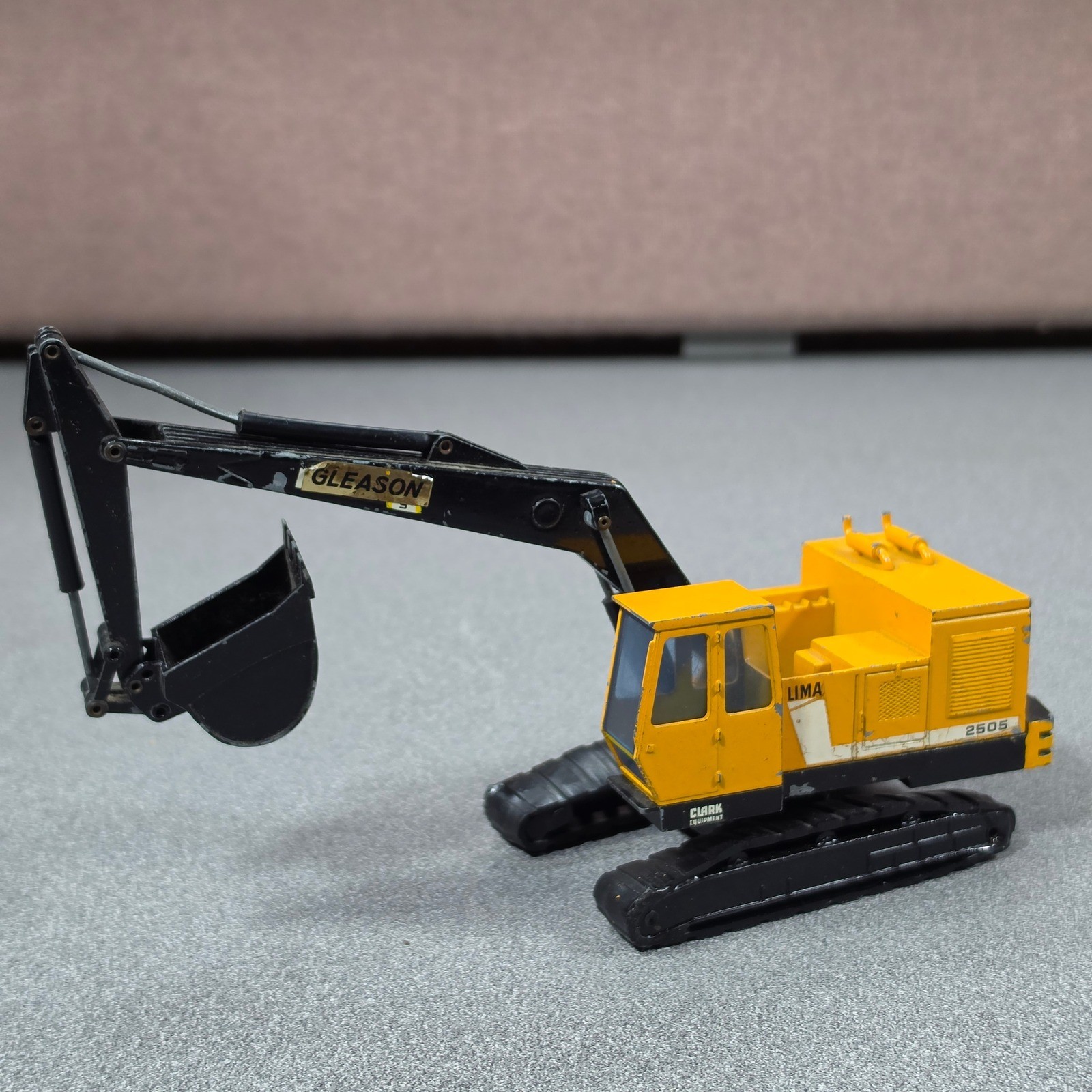 NZG Modelle Clark Lima 2505 Excavator 1:50 Yellow Good West Germany Diecast RARE