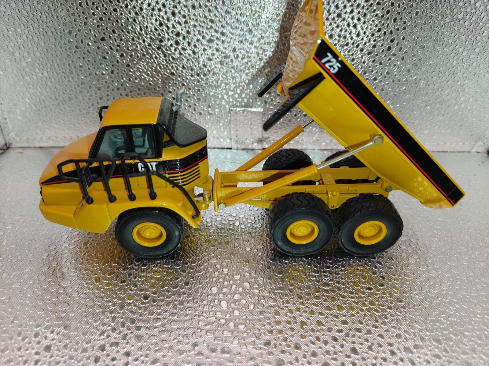 Norscot Caterpillar 725 Articulated Dump Truck 1/50 Scale Die-Cast Model