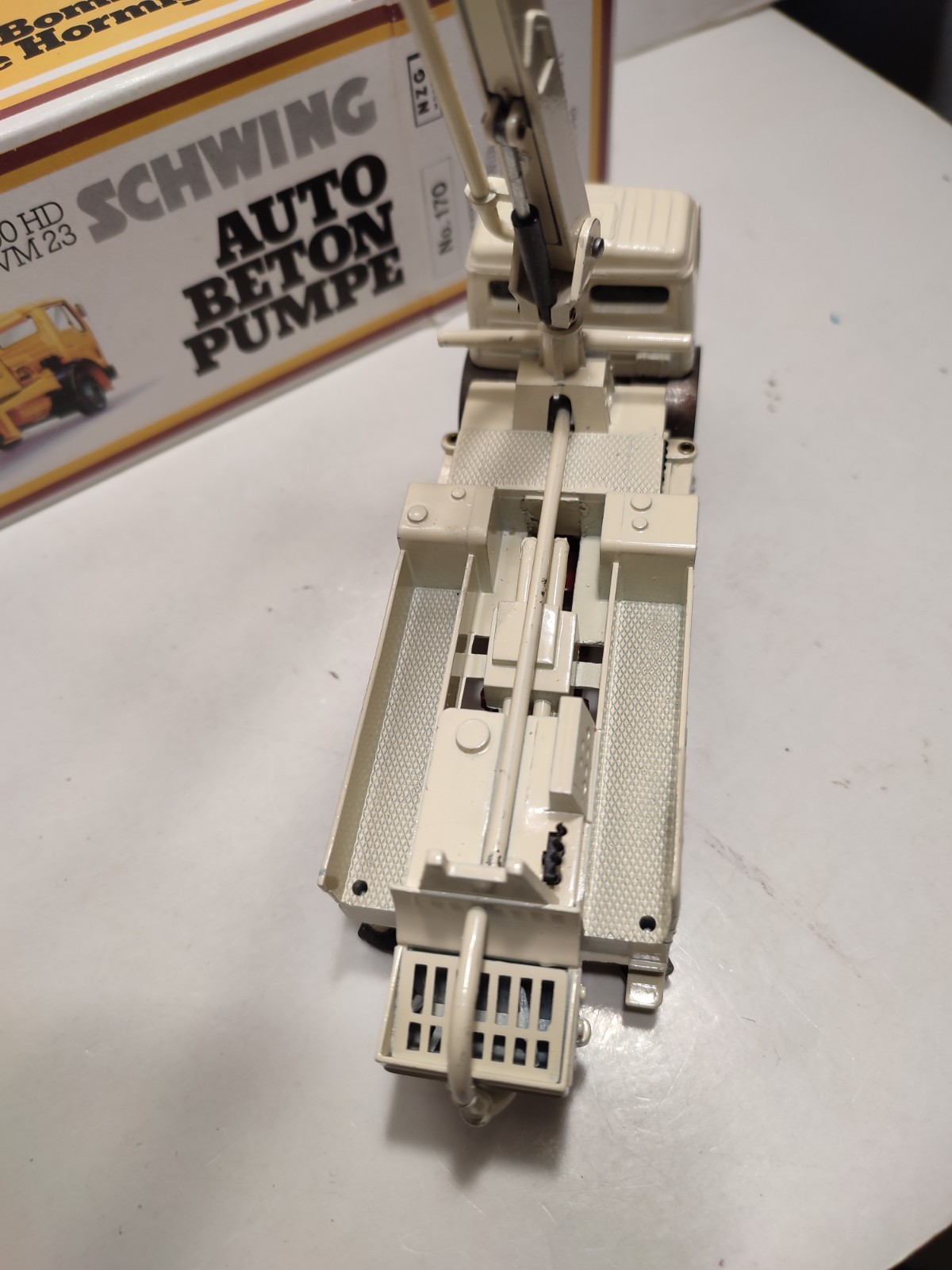 NZG N°170 – CONCRETE PUMP MERCEDES BPL 600 HD KVM 23 SWING – 1/50 – NEW