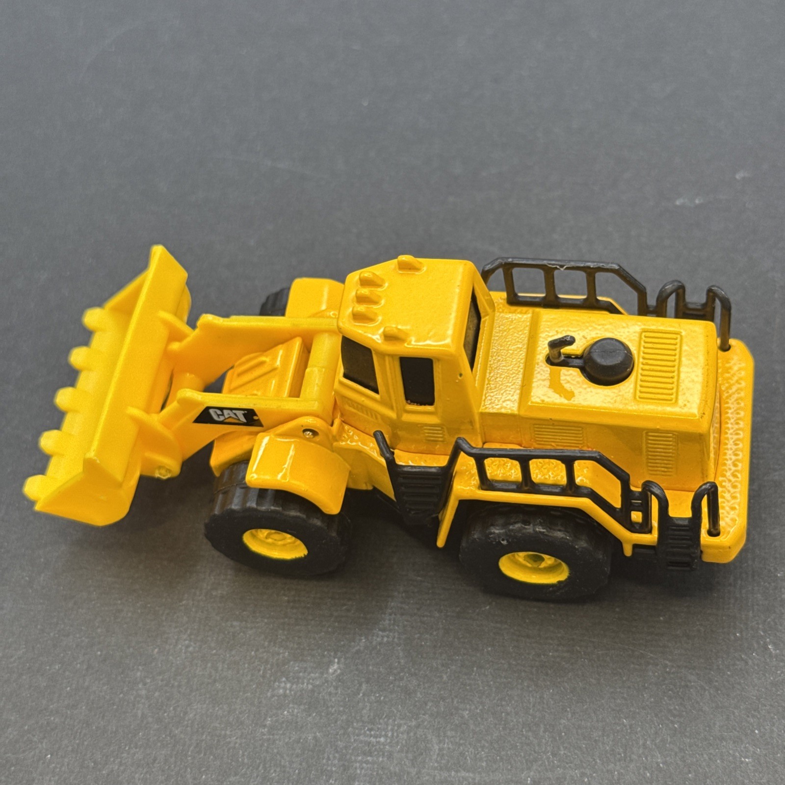 CAT Bulldozer 2019 Metal Body Arm/Scoop Plastic Yellow Toy