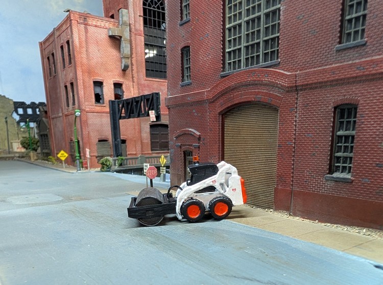 1/87 HO Scale Custom Built 3D Printed Bobcat Skid Steer With Roller Attachment