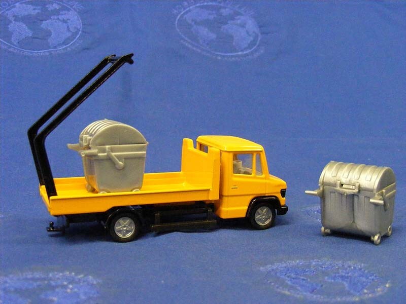 Siku 2017 Mercedes Benz Vario w/Liftoff Refuse Containers – W. Germany 1/55 MIB