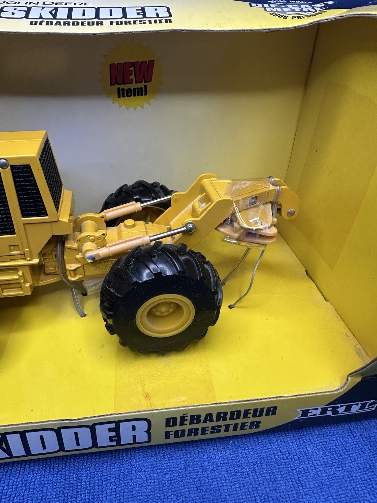 Ertl 1/32 John Deere Log Skidder yellow New In Box.
