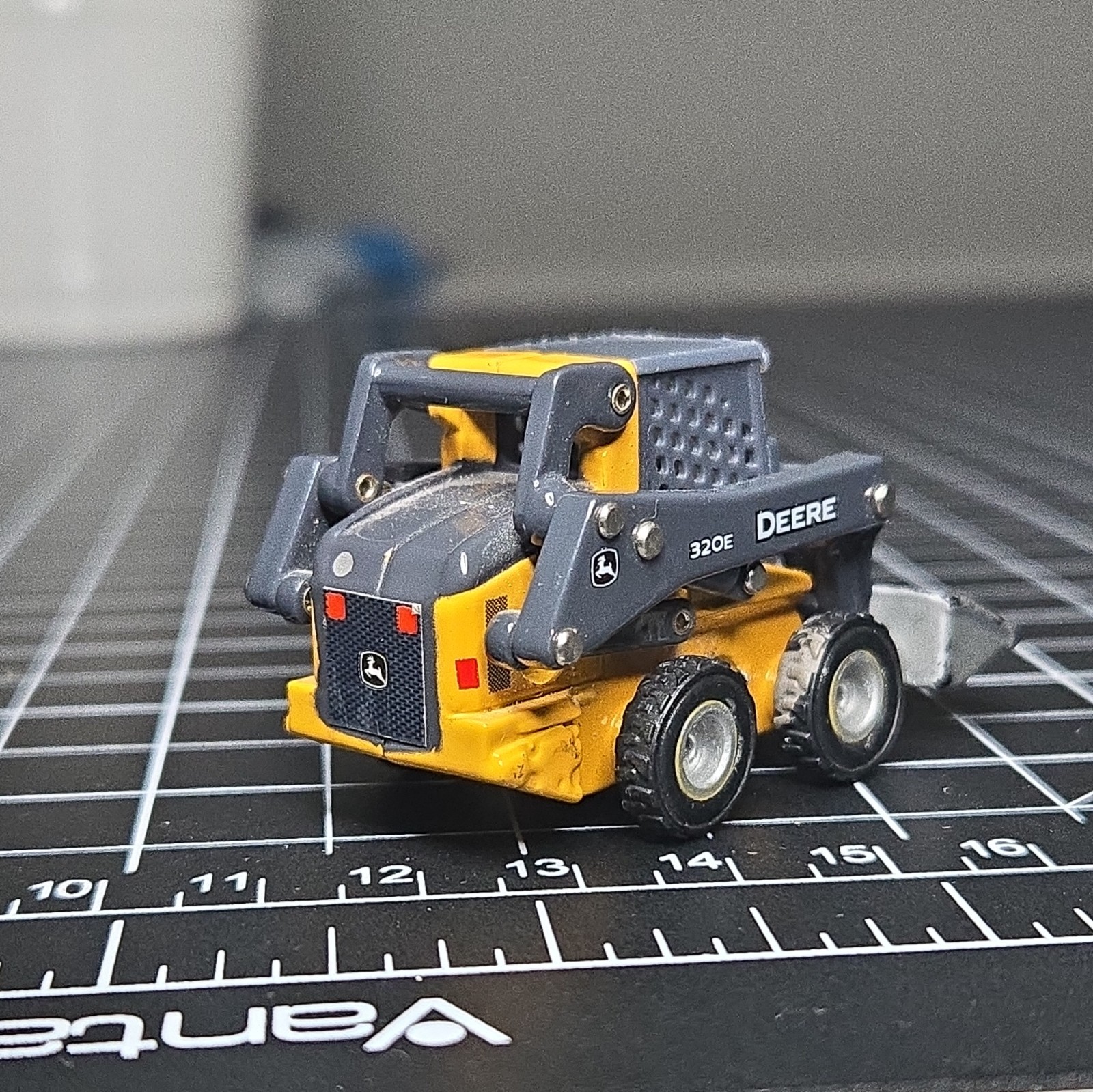 ERTL John Deere 320E Skid Steer Loader 1:64 Diecast Metal Construction