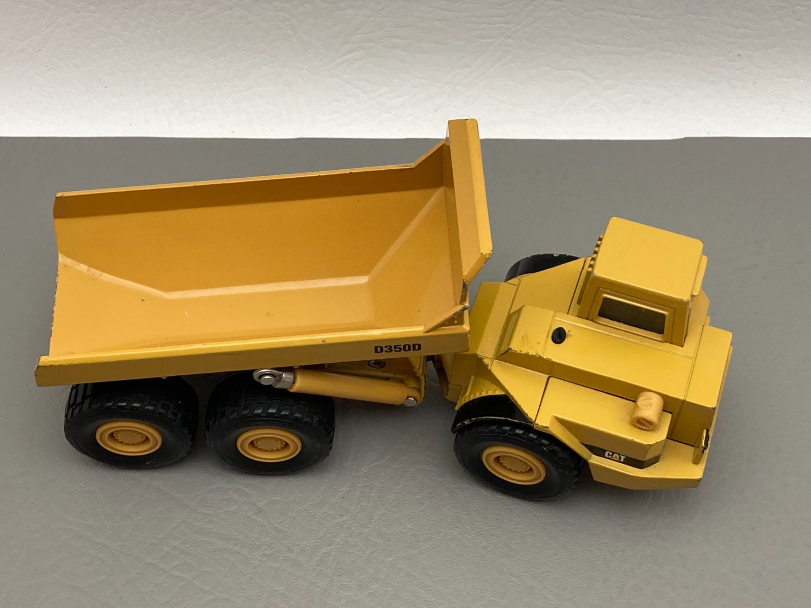 ERTL Caterpillar D350D Articulated Dump Truck Model 2431 1:50 Scale Collectible