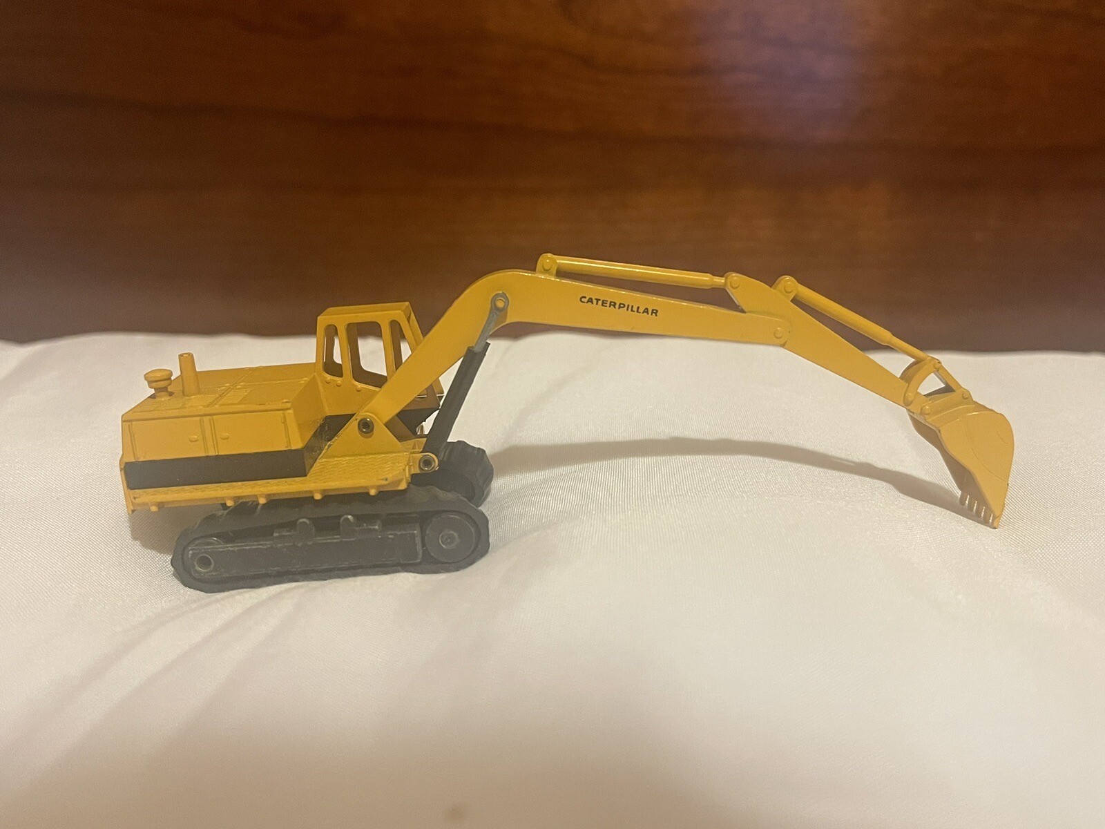 NZG Caterpillar EXCAVATOR VTG WEST GERMANY 1/87 Scale NICE No 143