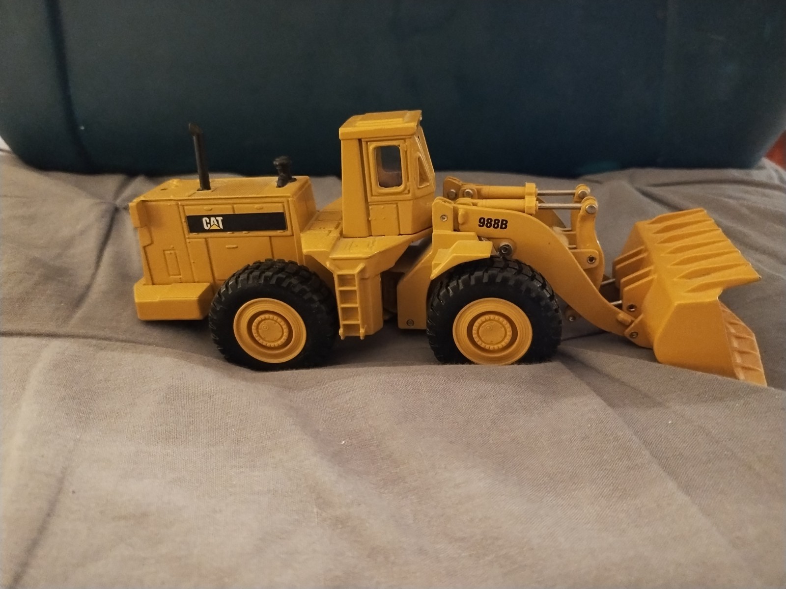 Ertl CAT Caterpillar Wheel Loader 988B 1:50 Scale