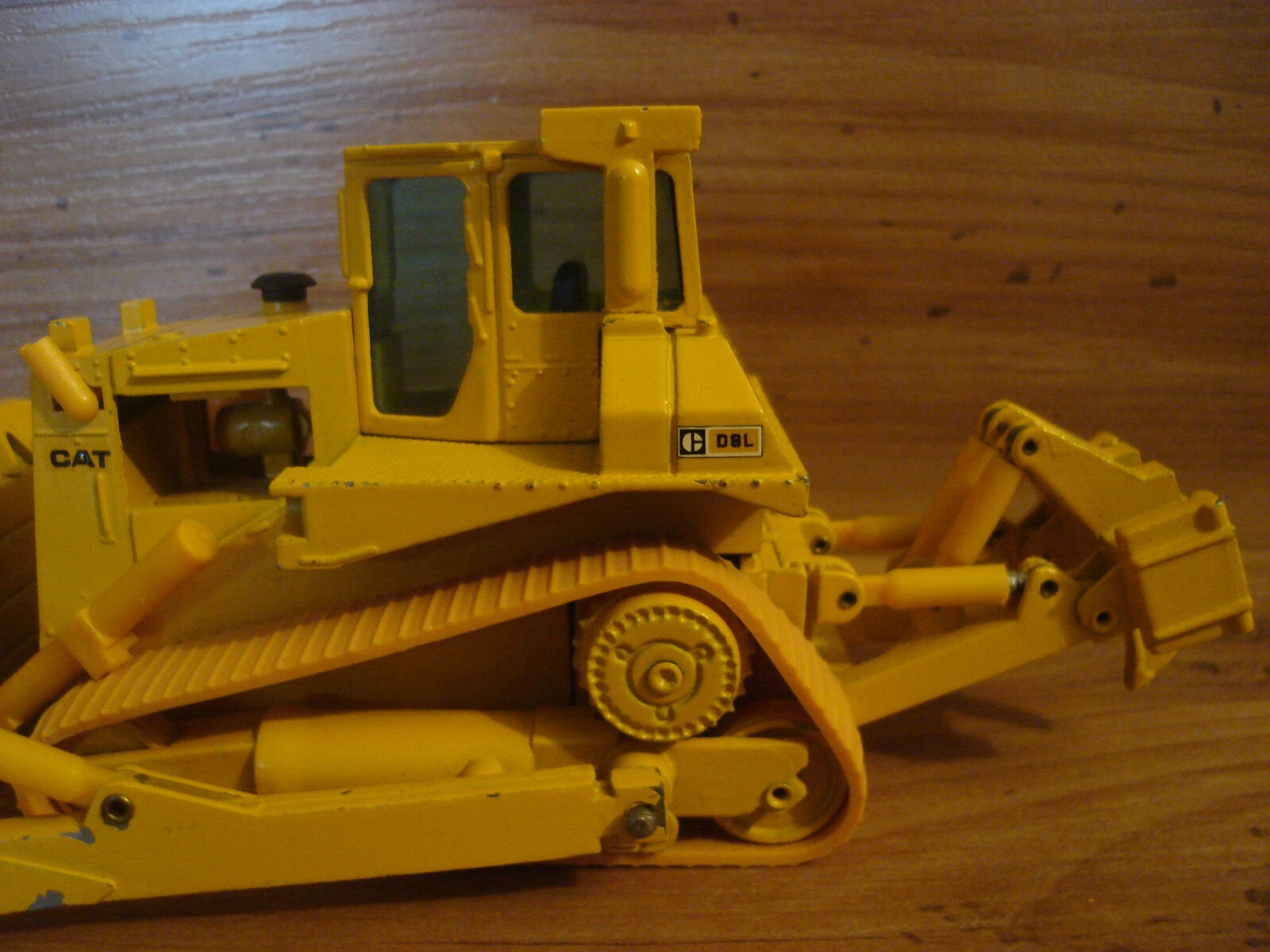 NZG Caterpillar D8L 233 Hydraulic Excavator 1:50 Diecast Bulldozer Junkyard