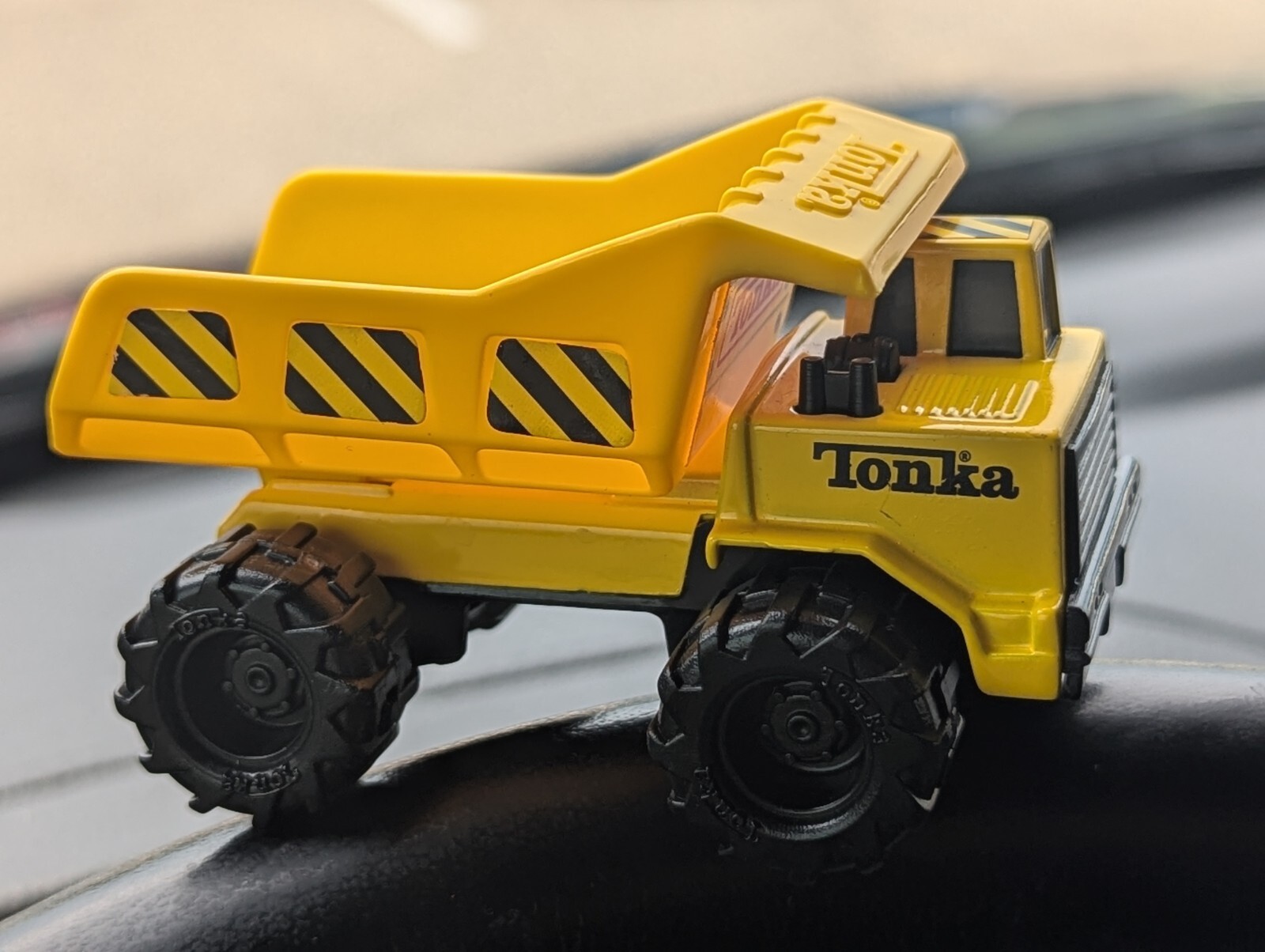 BOLD 2003 DIECAST LOADER TRUCK BY TONKA LOADER BED MOVES UP & DOWN DIECAST CAB