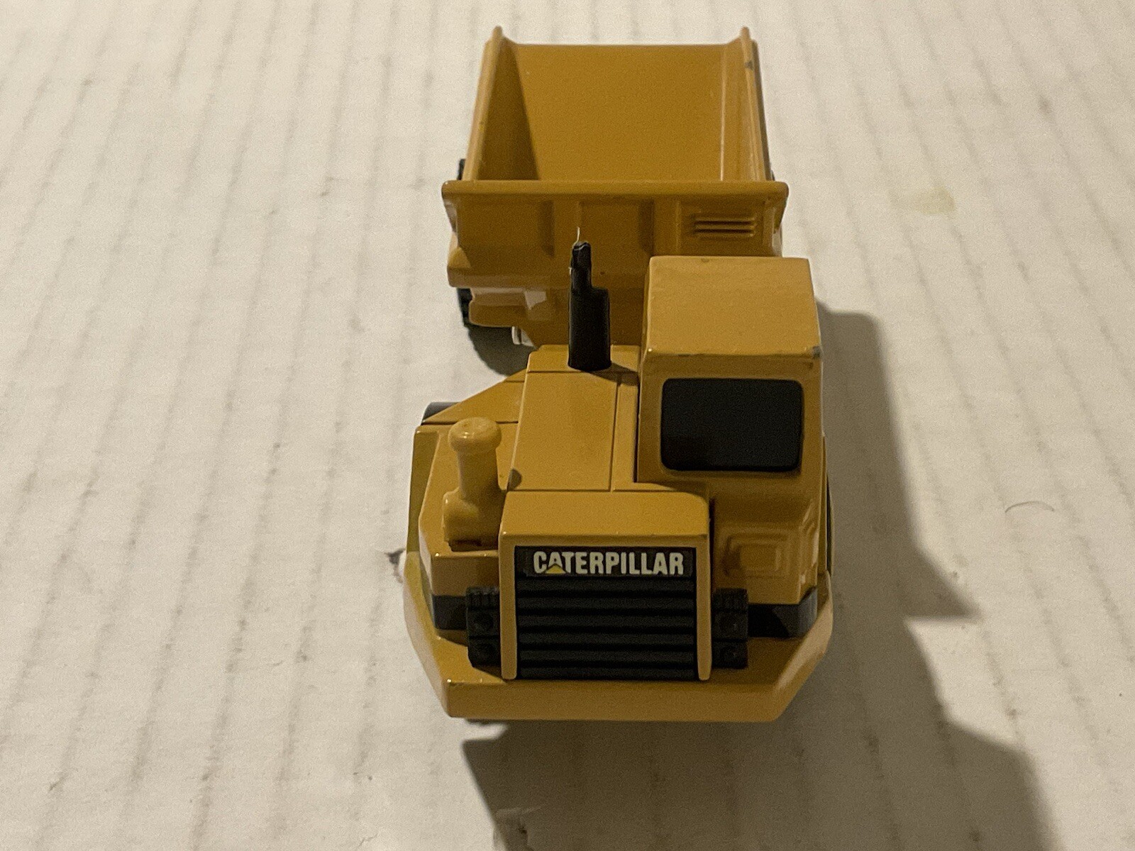 ERTL Caterpillar CAT D25D Dump Truck Road Construction die cast 1:64