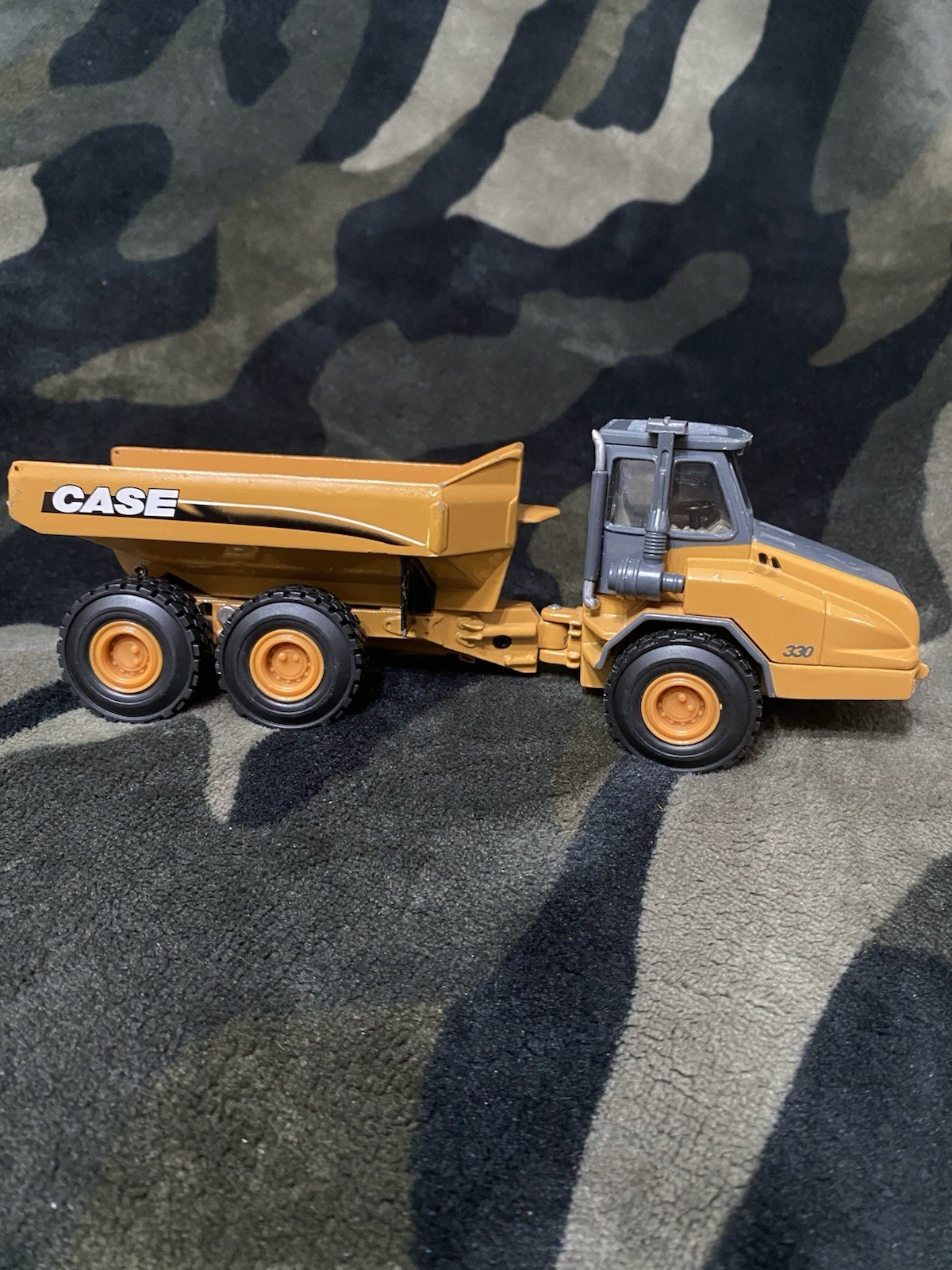 Ertl Case 330 Articulated Dump Truck 1:50 Die Cast Excellent SHAPE