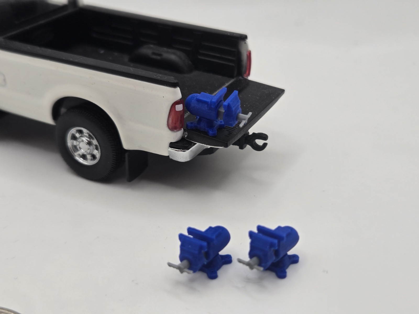 1/50 Service Truck/Bench Vice in Blue *3 Pack*