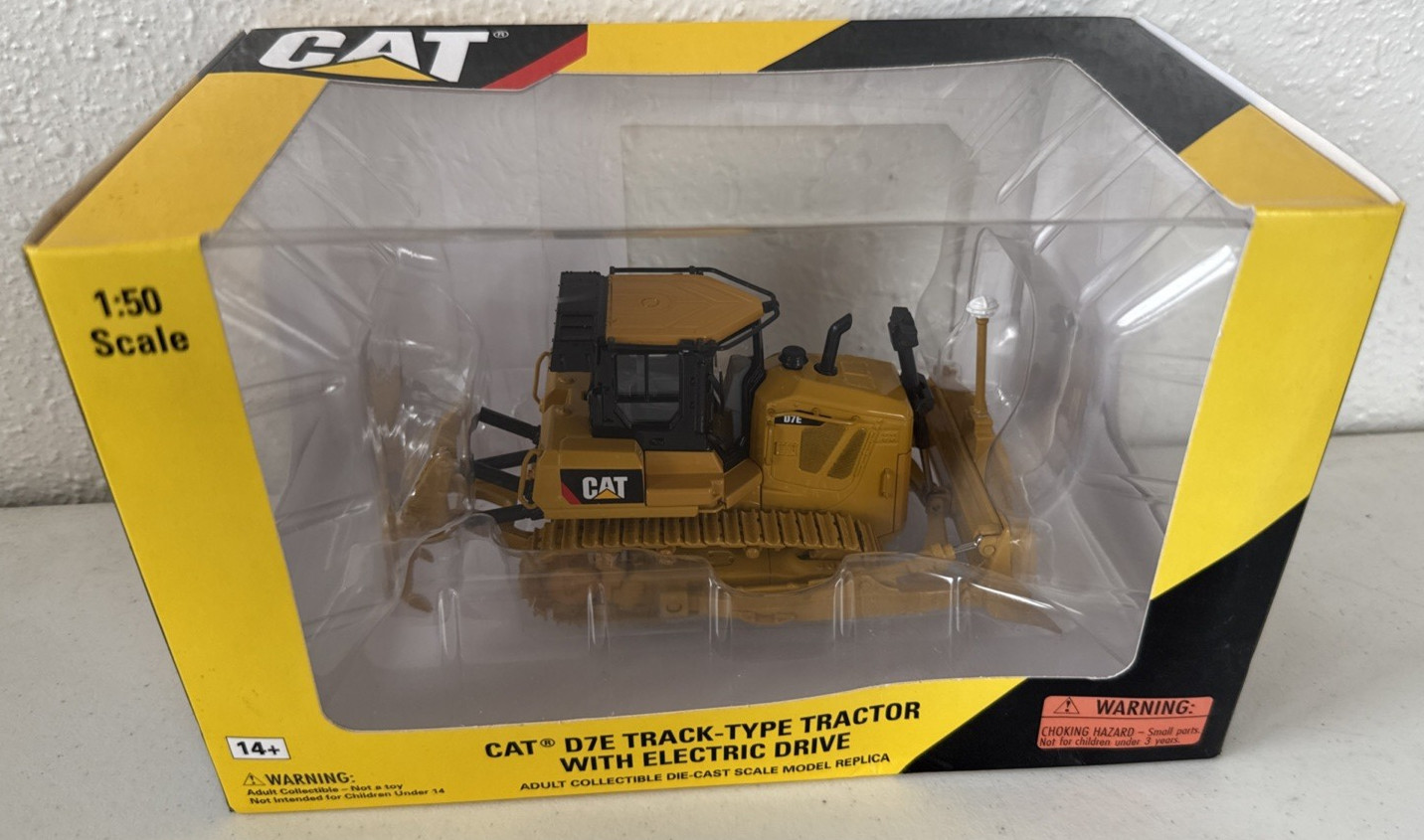 Norscot 55224 CAT D7E Track Type Tractor Electric Drive 1:50 Scale Die Cast