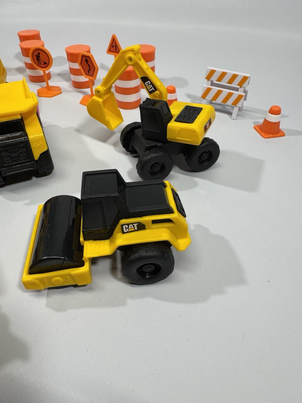 Toy Caterpillar Construction Plastic Mini Trucks lot Of 9 With Acessories