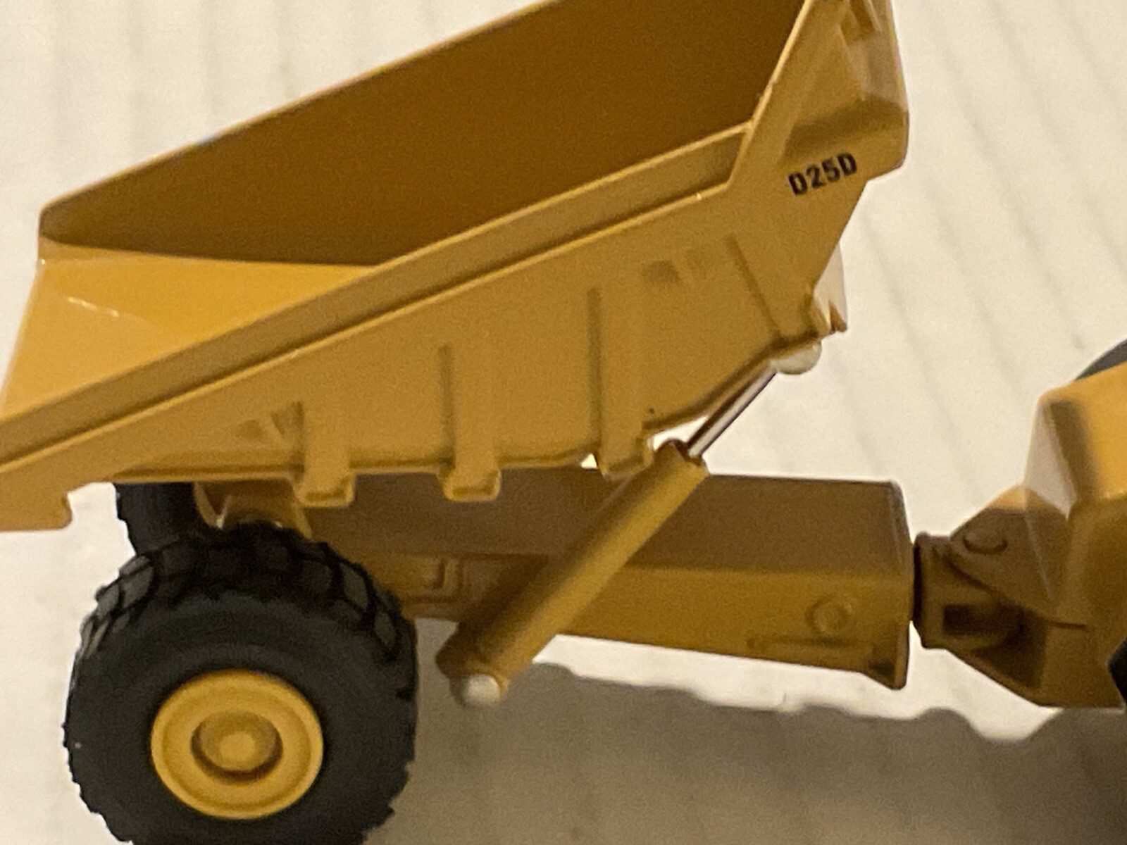 ERTL Caterpillar CAT D25D Dump Truck Road Construction die cast 1:64