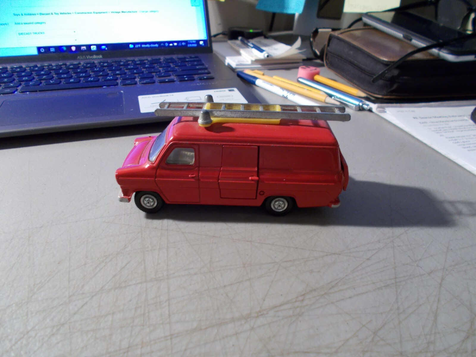 VINTAGE DINKY TOYS DIE-CAST FORD TRANSIT VAN FIRE SERVICES + LADDER 5.25″ LONG