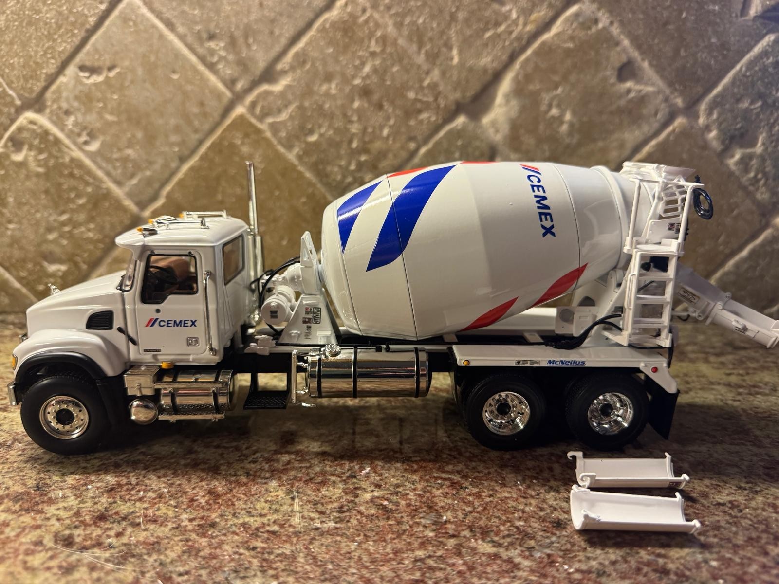 CEMEX NEW LOGO RARE – FIRST GEAR 1:34 MACK GRANITE MODEL CONCRETE MIXER TRUCK