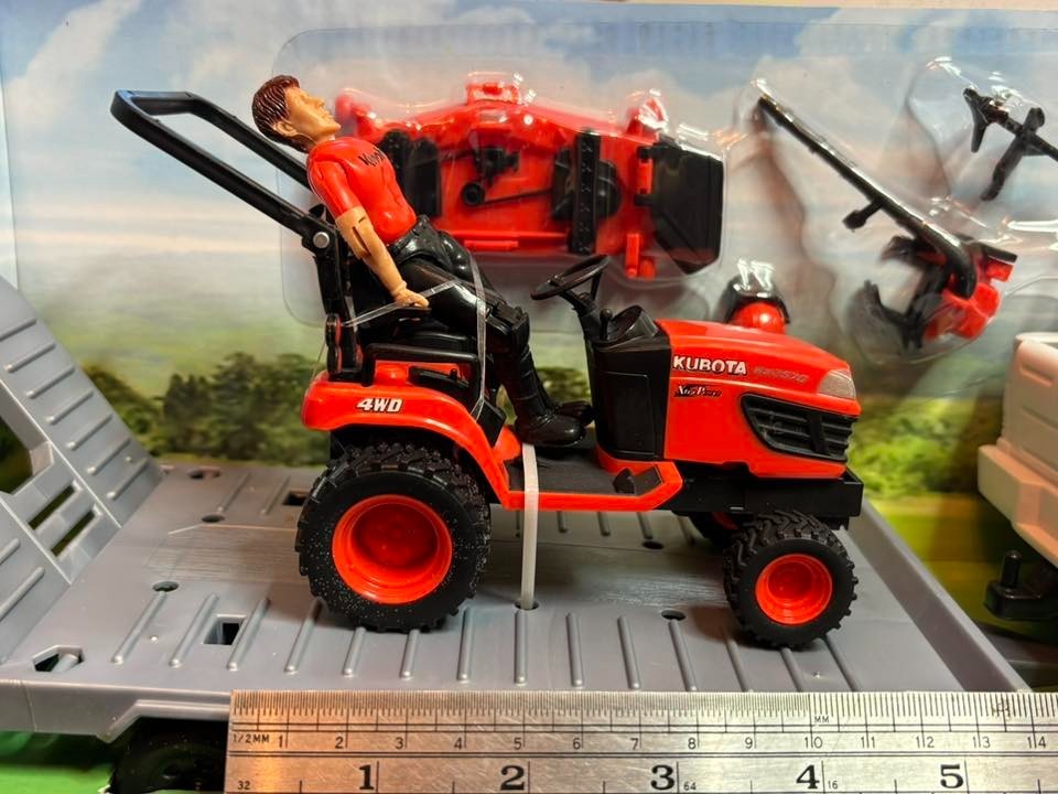 New-Ray Toys 1:18 Scale Kubota Pick Up & Lawn Mower Set 33263