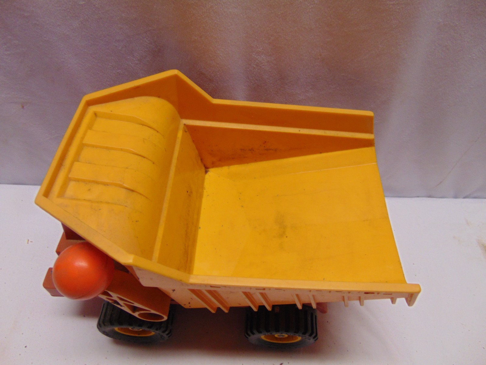 Fisher Price plastic Dump Truck movable bed yellow & Orange #304 12″ x 7″ x 7.5″