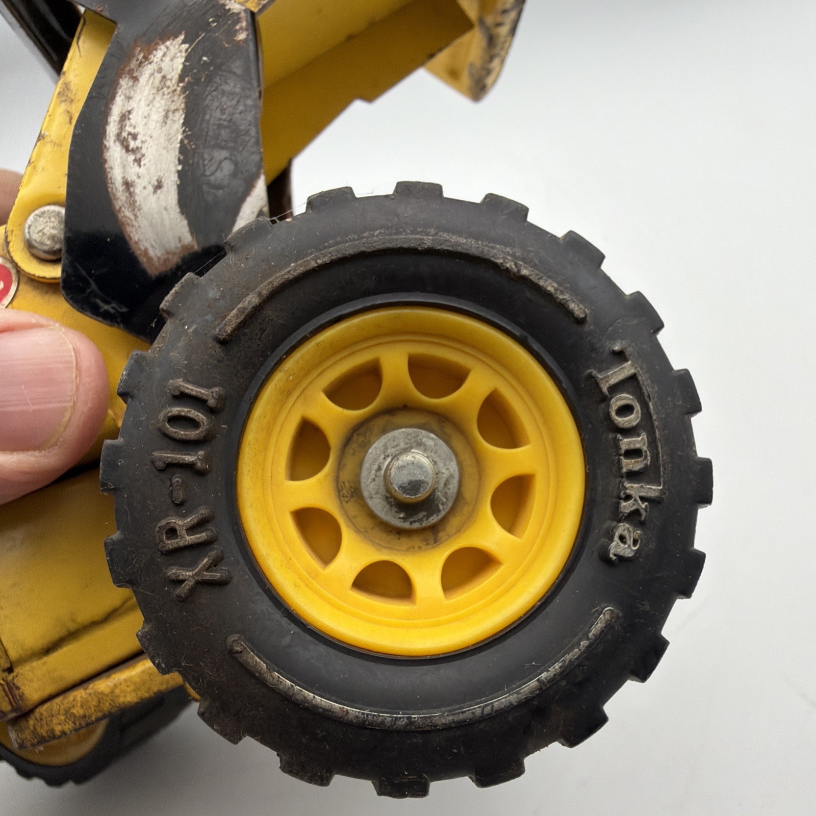 Vintage TONKA Front End Loader #52900 – Pressed Steel – XR-101 Tires – Yellow