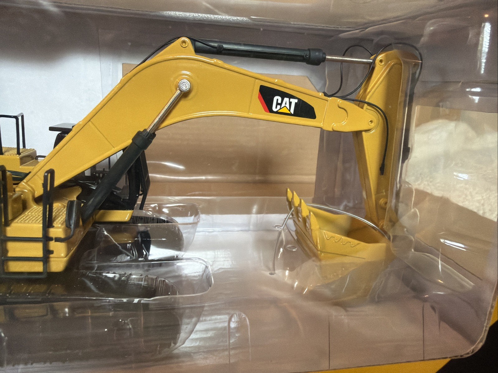 1/50 Caterpillar CAT 374D L Hyd Excavator High Line Series Diecast Masters 85274