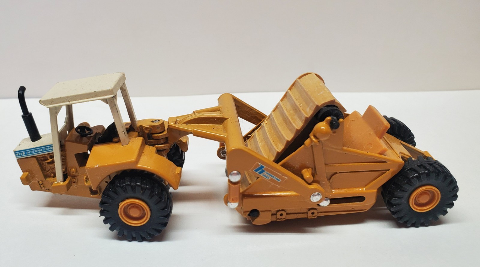 Ertl International Harvester 612B Scraper 1/64 Scale