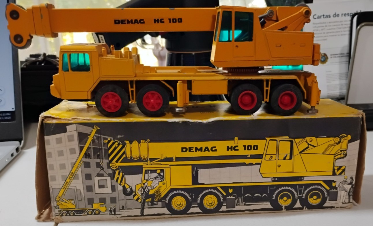COLLECTIBLE.VINTAGE.BARELY USED.DEMAG Hydraulic HC 100 Crane Truck 1/50.DEAL.