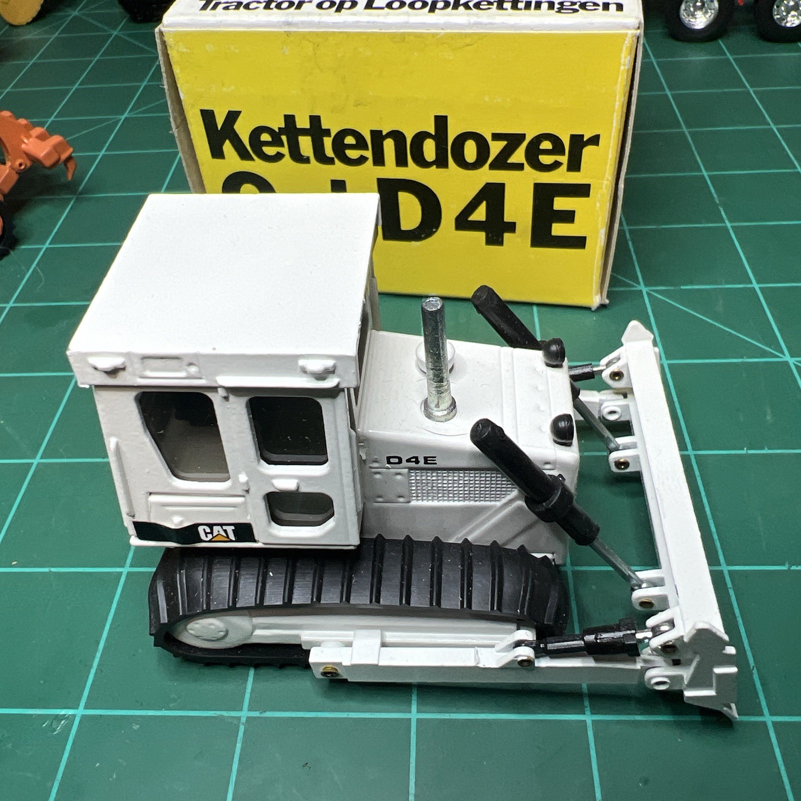 Caterpillar Cat D4E Dozer – NZG 1:50 Scale Diecast #205 White Edition