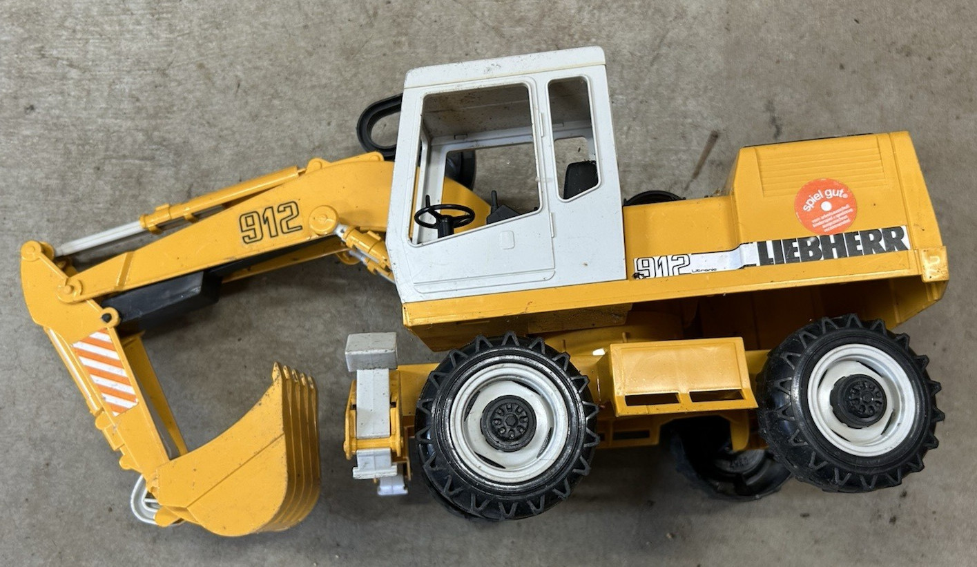 Vintage Large LIEBHERR 912 Excavator with Swivel Action Plastic 18″x 6″W x 7″H