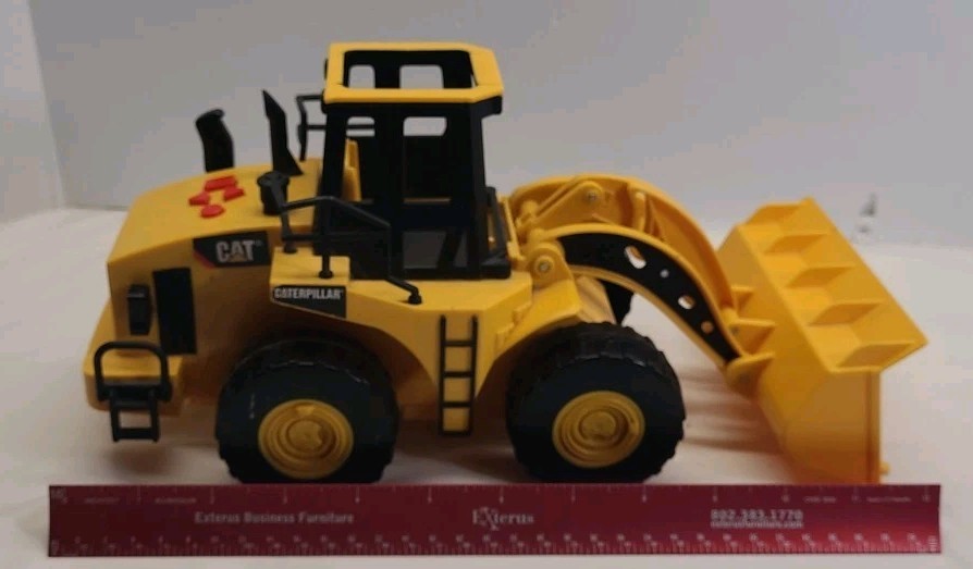 Caterpillar payloader, drives ,bucket lifts, backs up, lights