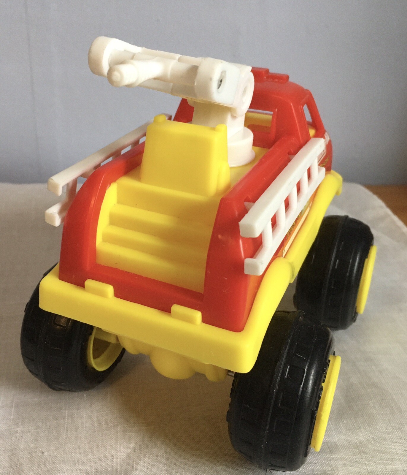 Set Tonka preschool toys, Dump truck, recycling truck, and fire truck