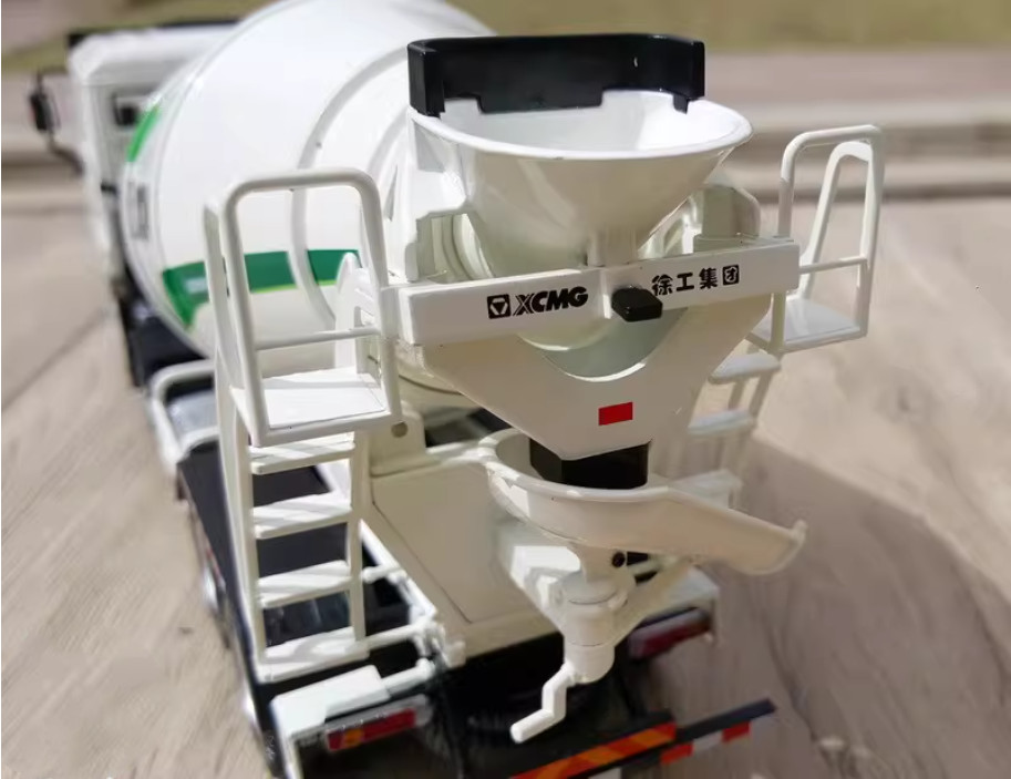 1:35 28CM XCMG 8*4 Concrete Mixer Truck Construction Machinery Diecast Model