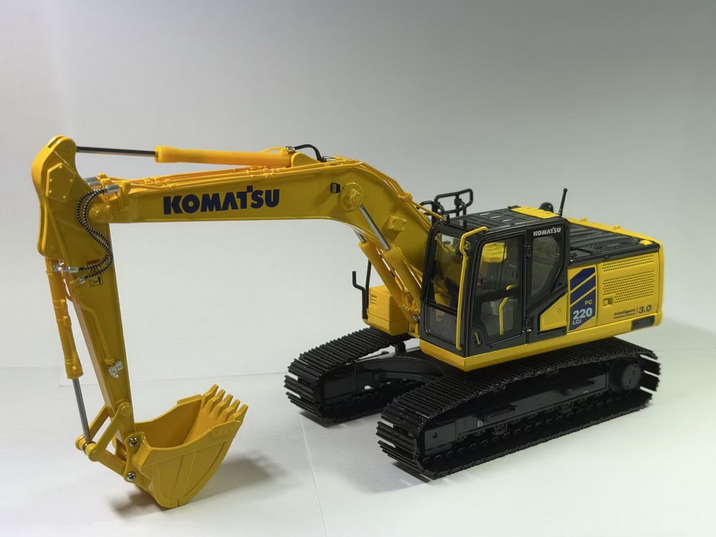 1/50 Scale KOMATSU PC220LCi-12 Hydraulic Excavator Diecast Model Toy Gift