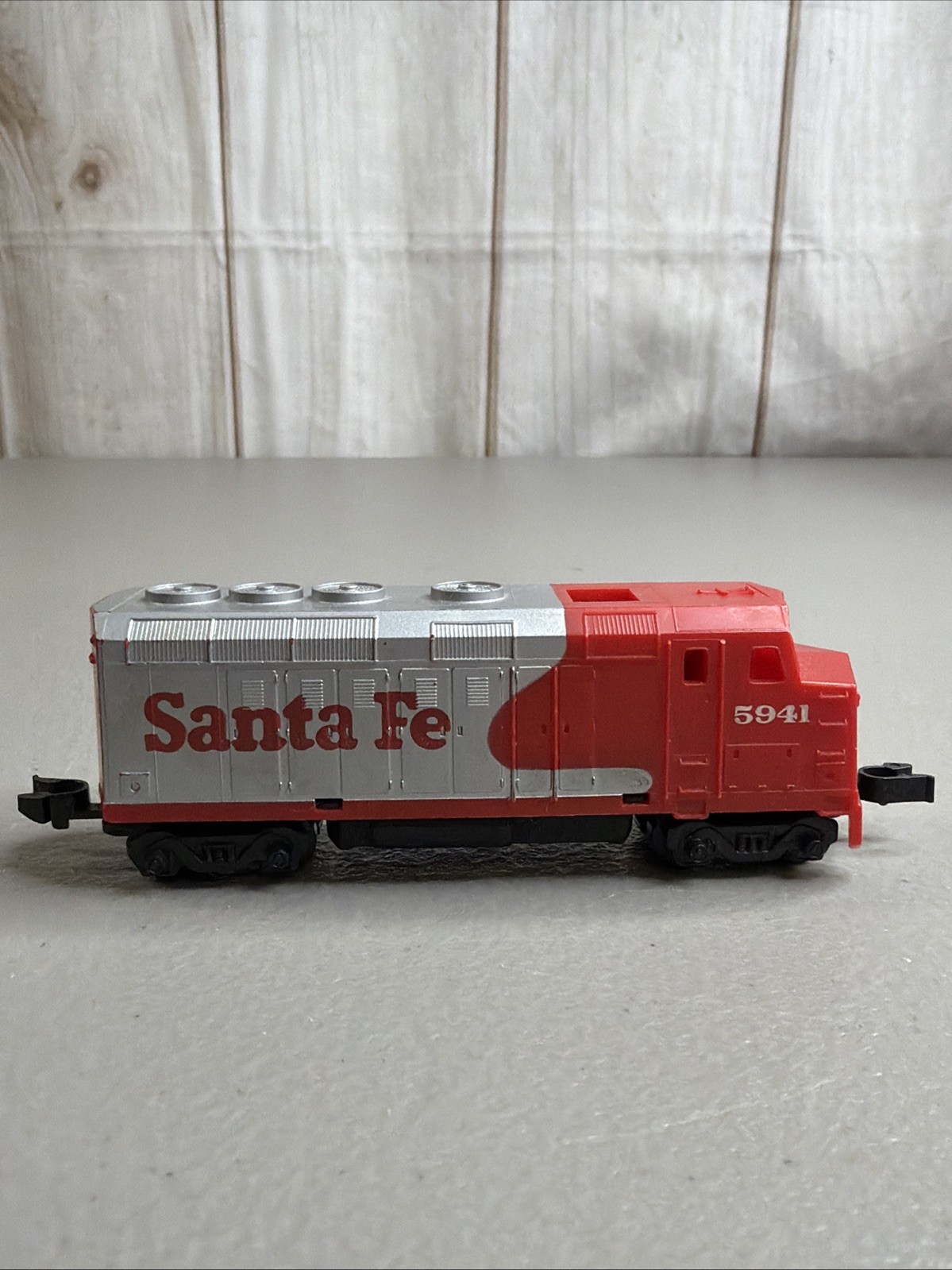 Hot Wheels Railroad Sto & Go Freight Yard Train Track 1983 Santa Fe Box Cars